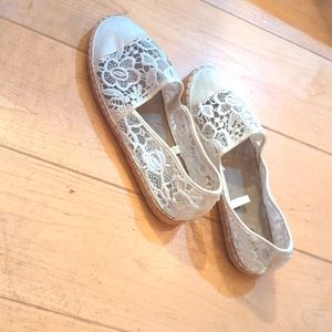 White lace ballet flat
